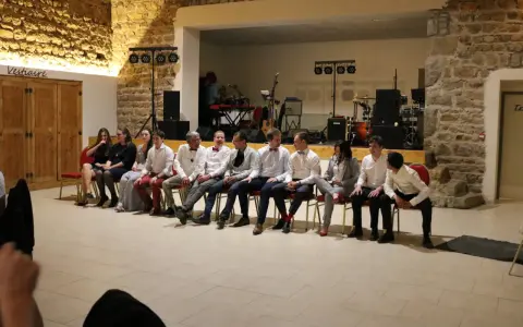 Dix jeunes gens, habillés pour une soirée, attendent patiemment. Peut-être des gages amusants pour soirée les attendent-ils ?