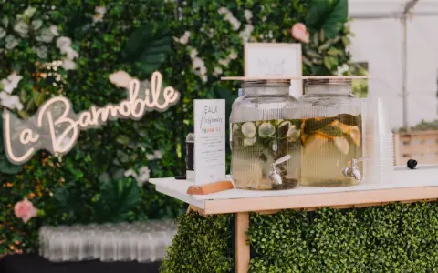 Bar à eaux infusées, une belle idée cocktail mariage. Citrons, concombres et menthe dans des distributeurs.