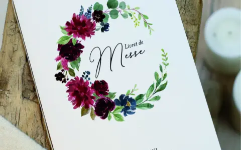 Un livret de messe orné d'une couronne florale. Idéal pour un mariage, ce livret vous guide pour comment faire un livret de messe élégant.
