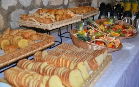 Buffet de viennoiseries, pains tranchés et fruits frais, parfait pour un brunch mariage petit budget.