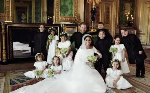 Mariage Harry et Meghan : le couple royal pose avec les enfants d'honneur dans un salon luxueux.