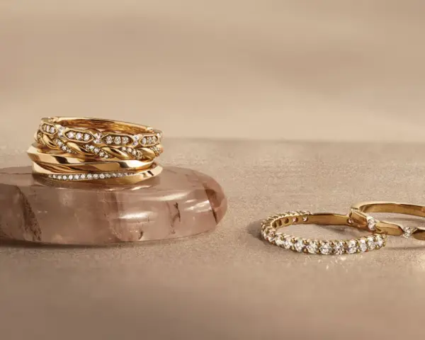Pile d'alliances en or serties de diamants, pour vous aider à choisir son alliance parfaite.