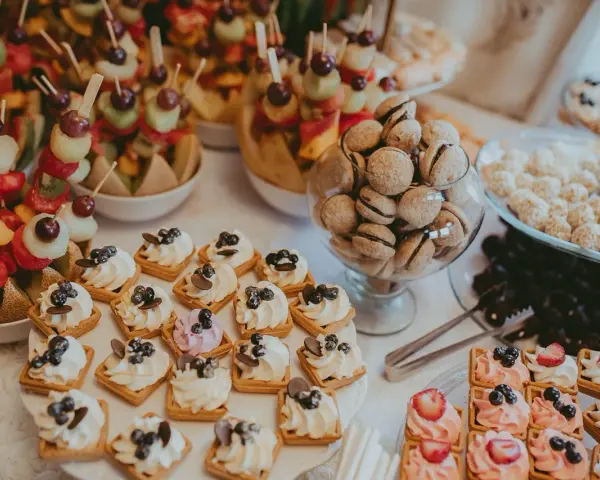 Le lendemain de mariage, un buffet de douceurs : brochettes de fruits, petits gâteaux à la crème et aux fruits, et biscuits gourmands.