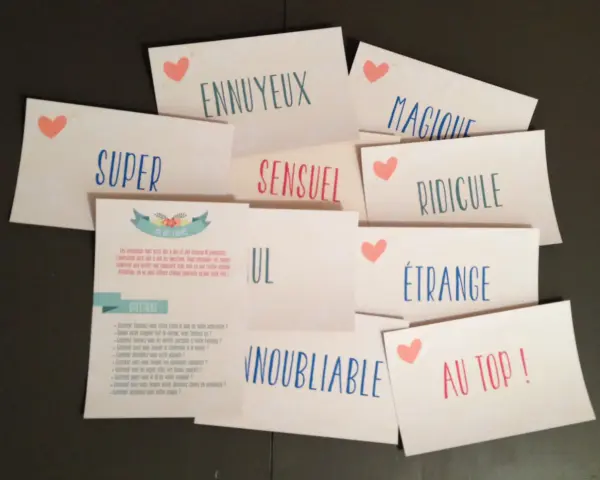 Cartes pour un jeu des adjectifs mariage : "Super", "Ennuyeux", "Magique", "Sensuel", "Ridicule", "Étrange", "Incroyable", "Au top !".