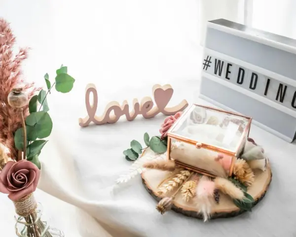 Décoration de mariage DIY : boîte à alliances, mot "love", bouquet de fleurs séchées et lightbox #WEDDING. Idéal pour un mariage diy petit budget.