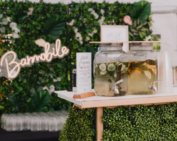Bar à eaux infusées, une belle idée cocktail mariage. Citrons, concombres et menthe dans des distributeurs.