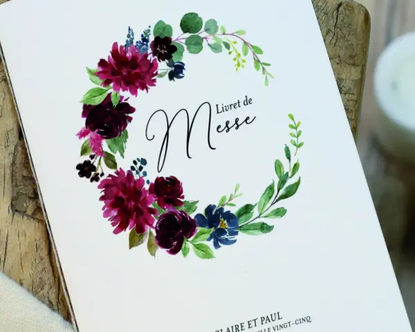 Un livret de messe orné d'une couronne florale. Idéal pour un mariage, ce livret vous guide pour comment faire un livret de messe élégant.