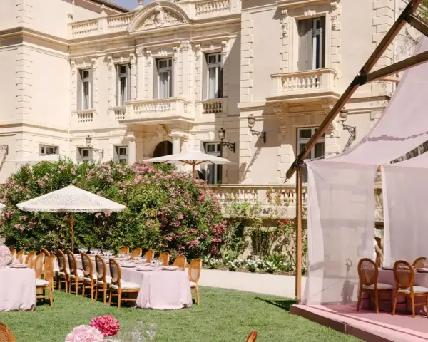 Magnifique **organisation cérémonie laïque** dans un jardin, avec tables dressées et château en arrière-plan.