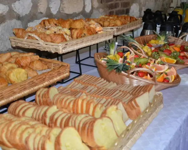 Buffet de viennoiseries, pains tranchés et fruits frais, parfait pour un brunch mariage petit budget.
