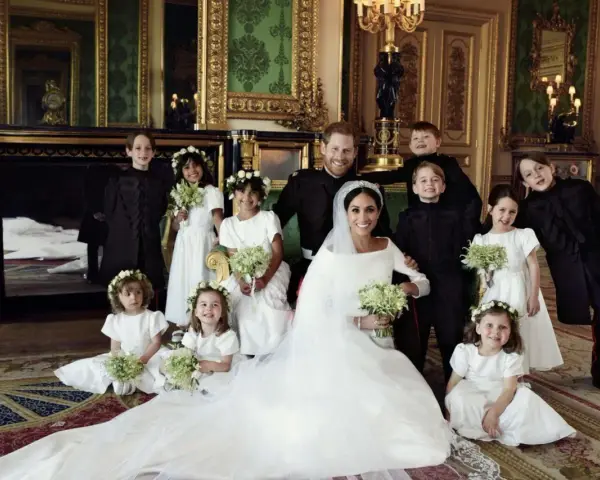 Mariage Harry et Meghan : le couple royal pose avec les enfants d'honneur dans un salon luxueux.
