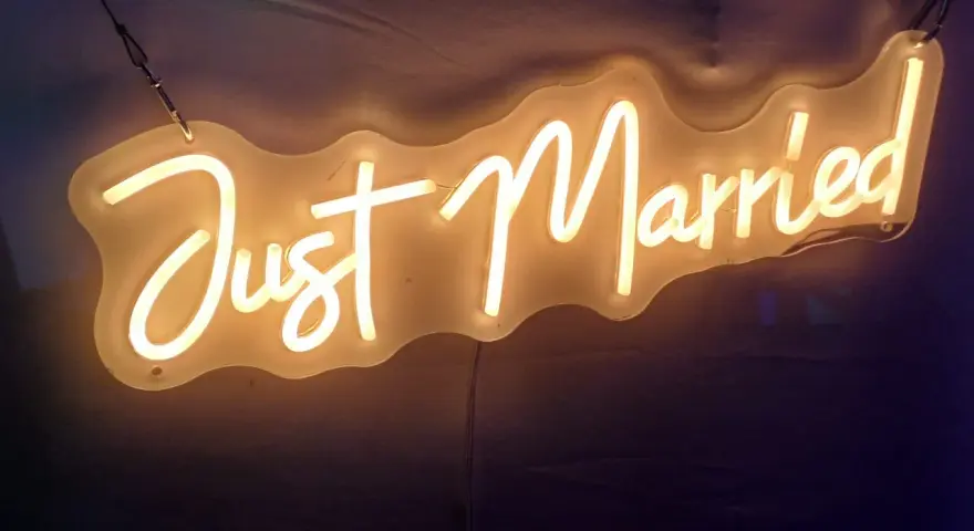 Néon "Just Married" illuminant, parfait pour une sortie de mariage dynamique, avec une musique entraînante.