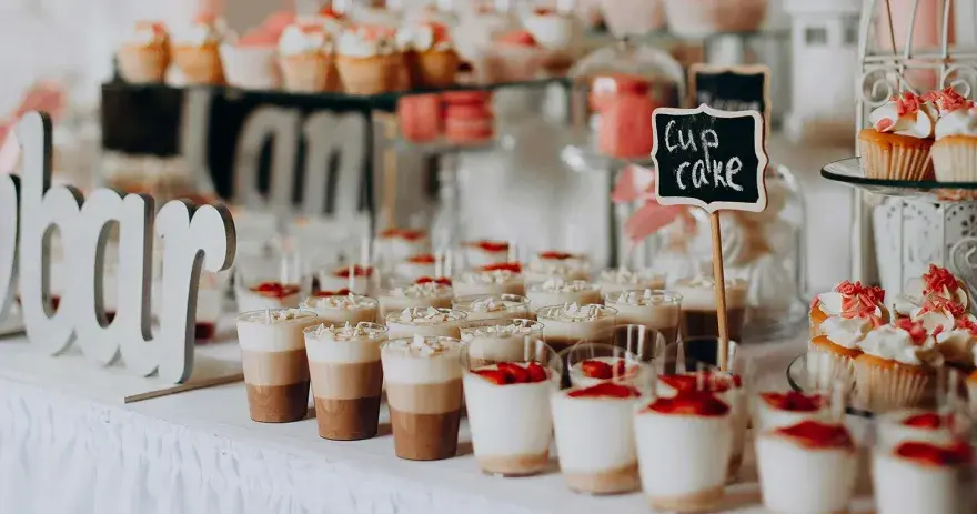 Un délicieux repas mariage fait maison avec des verrines, des cupcakes et des macarons.