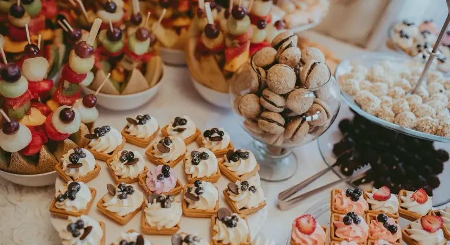 Le lendemain de mariage, un buffet de douceurs : brochettes de fruits, petits gâteaux à la crème et aux fruits, et biscuits gourmands.