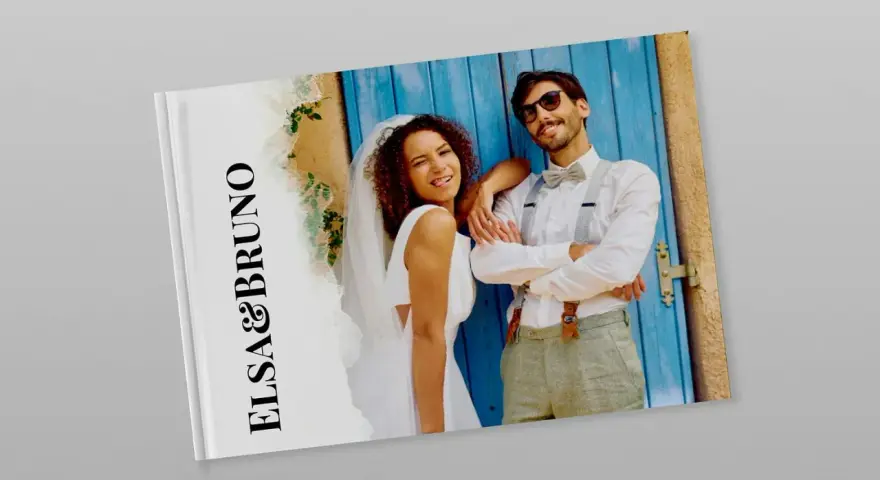 Album photo mariage exemple : Elsa & Bruno, un couple souriant devant une porte bleue.