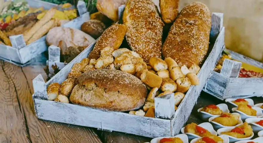Plateau de pains variés, idéal pour un brunch. Le prix d'un brunch par personne inclut cette sélection gourmande.