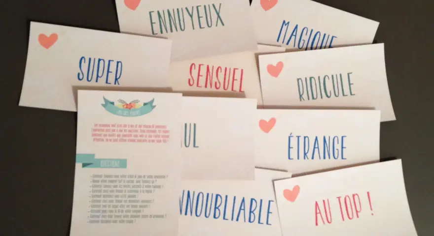Cartes pour un jeu des adjectifs mariage : "Super", "Ennuyeux", "Magique", "Sensuel", "Ridicule", "Étrange", "Incroyable", "Au top !".