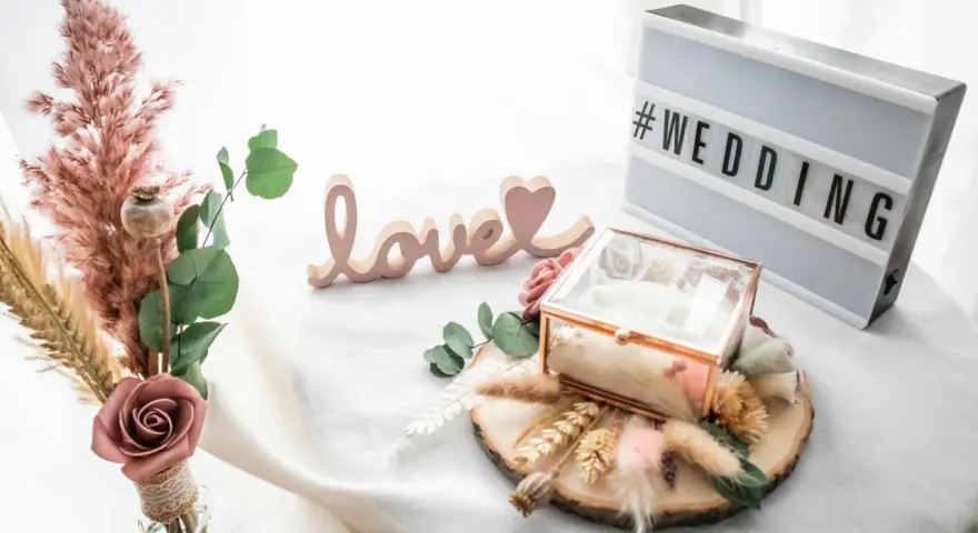 Décoration de mariage DIY : boîte à alliances, mot "love", bouquet de fleurs séchées et lightbox #WEDDING. Idéal pour un mariage diy petit budget.