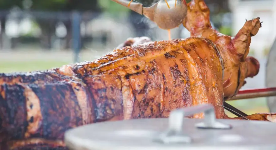 Un cochon à la broche doré et juteux, arrosé d'une sauce savoureuse. Un accompagnement parfait pour une fête mémorable.