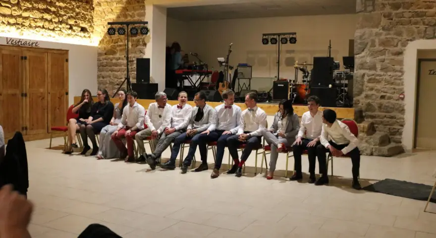 Dix jeunes gens, habillés pour une soirée, attendent patiemment. Peut-être des gages amusants pour soirée les attendent-ils ?