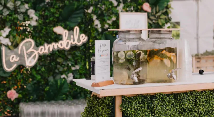 Bar à eaux infusées, une belle idée cocktail mariage. Citrons, concombres et menthe dans des distributeurs.