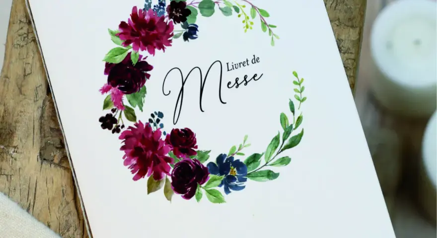 Un livret de messe orné d'une couronne florale. Idéal pour un mariage, ce livret vous guide pour comment faire un livret de messe élégant.