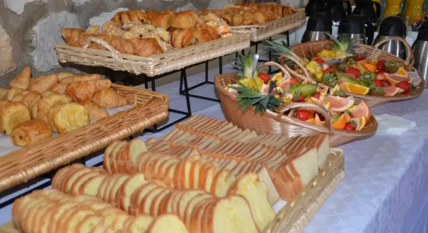 Buffet de viennoiseries, pains tranchés et fruits frais, parfait pour un brunch mariage petit budget.
