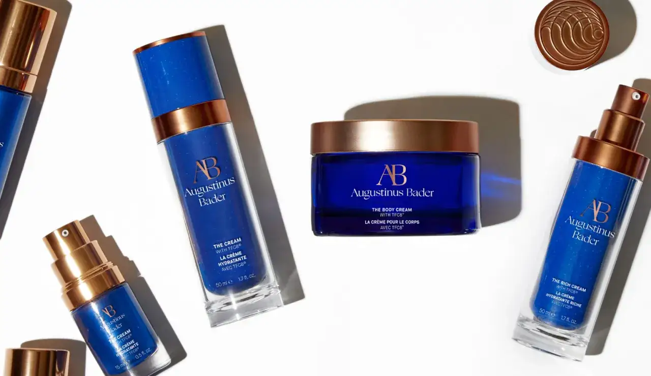 Rituel de soin visage avant mariage : flacons et pot de crème Augustinus Bader bleus et dorés, pour une peau radieuse.