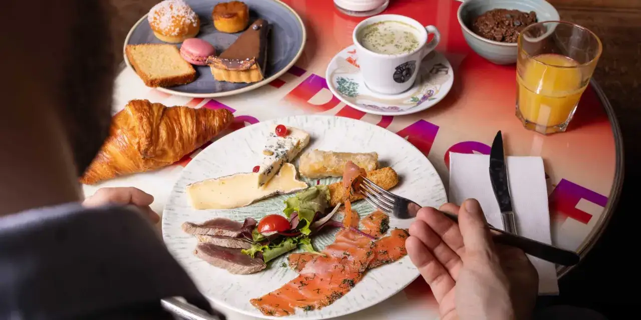 Un brunch copieux avec saumon fumé, viandes, fromages, viennoiseries et pâtisseries. Le prix d'un brunch par personne est raisonnable pour cette variété.