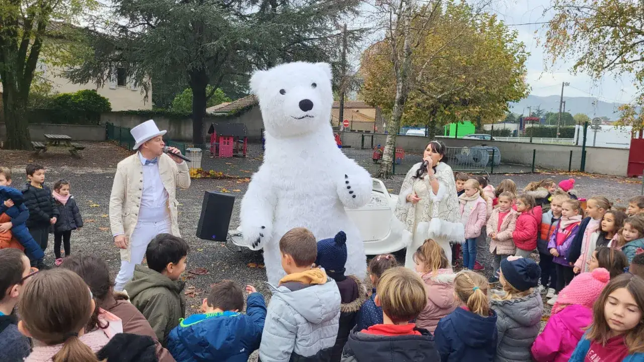 Un animateur et un ours polaire géant aident à organiser une tombola originale pour des enfants.