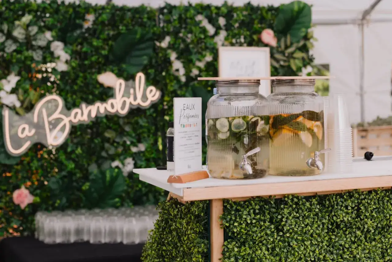 Un vin d'honneur original avec des fontaines à eaux infusées et un néon