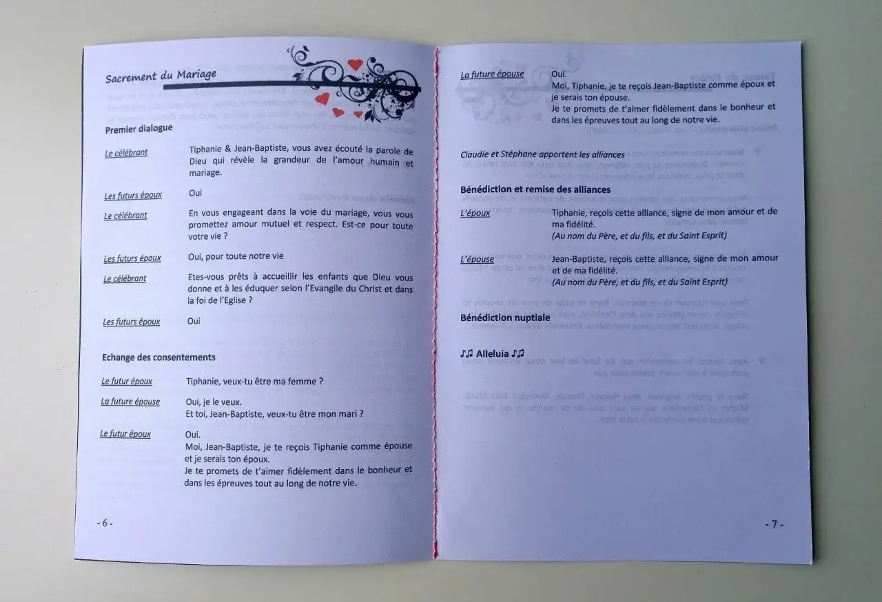 Un livret de messe de mariage avec les vœux et les consentements.