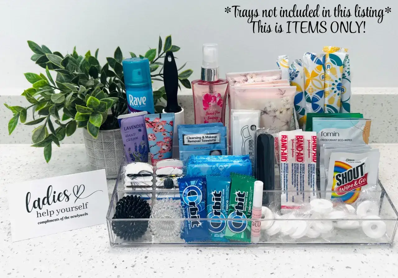 Un kit de survie mariage pour invités contient des articles essentiels comme du dentifrice, des pansements, du déodorant et des lingettes.