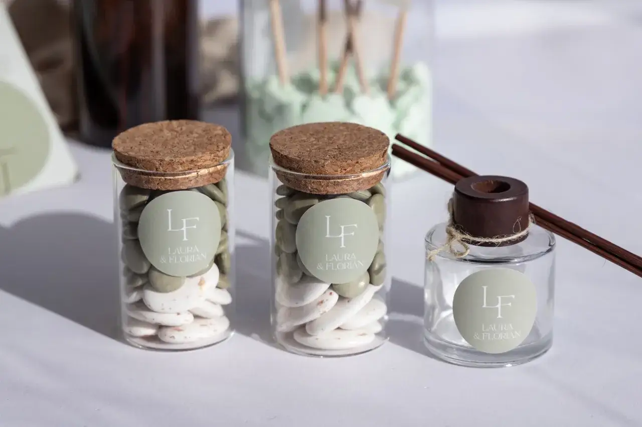 Petits flacons de dragées et diffuseur de parfum pour un mariage. Idée cadeau : combien donner pour un apéro de mariage ?