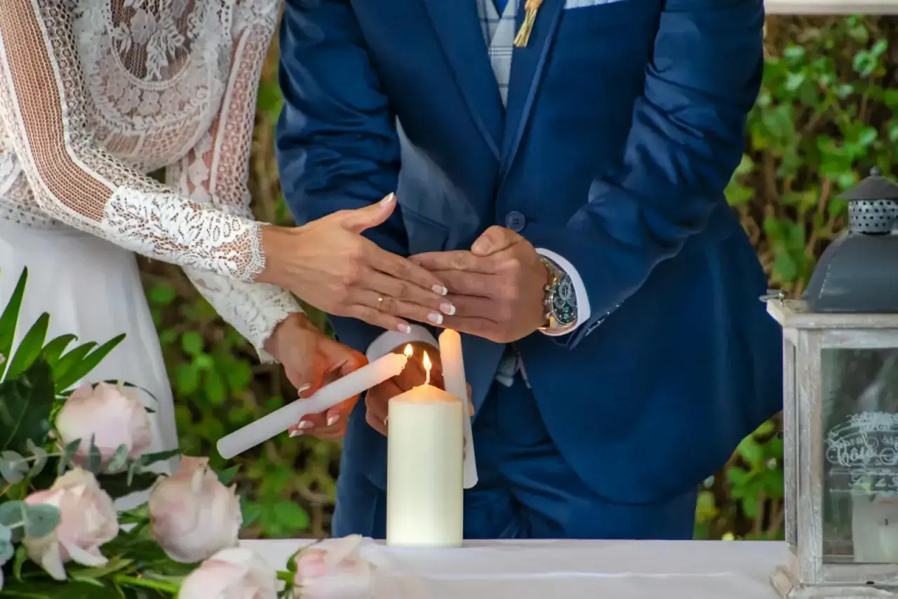 Le couple allume les bougies lors du rituel des bougies mariage, symbolisant leur union.