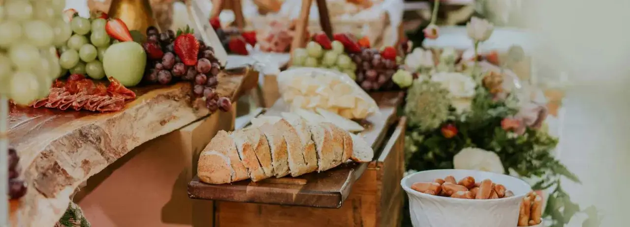 Un buffet festif avec charcuterie, fruits, pain et fromages, une belle idée repas mariage pour un événement gourmand.