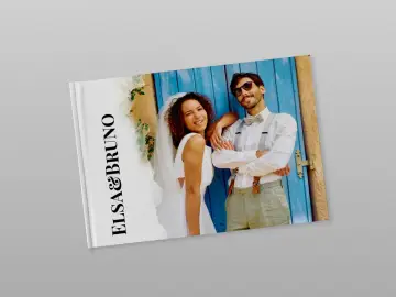 Album photo mariage exemple : Elsa & Bruno, un couple souriant devant une porte bleue.