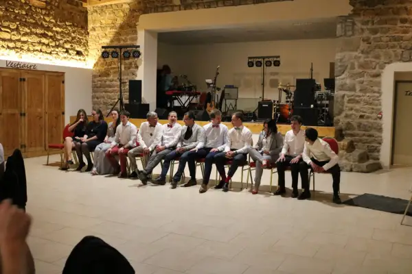 Dix jeunes gens, habillés pour une soirée, attendent patiemment. Peut-être des gages amusants pour soirée les attendent-ils ?