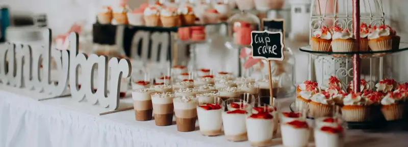 Un délicieux repas mariage fait maison avec des verrines, des cupcakes et des macarons.