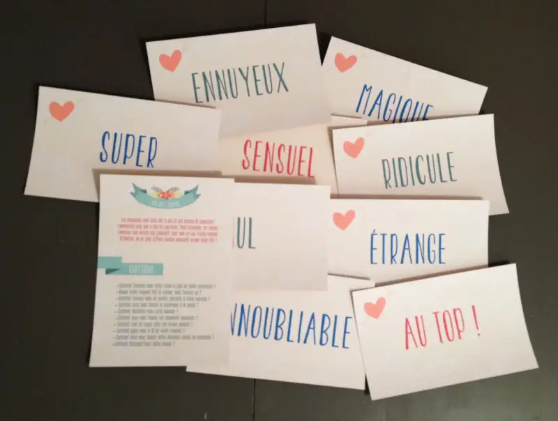 Cartes pour un jeu des adjectifs mariage : "Super", "Ennuyeux", "Magique", "Sensuel", "Ridicule", "Étrange", "Incroyable", "Au top !".